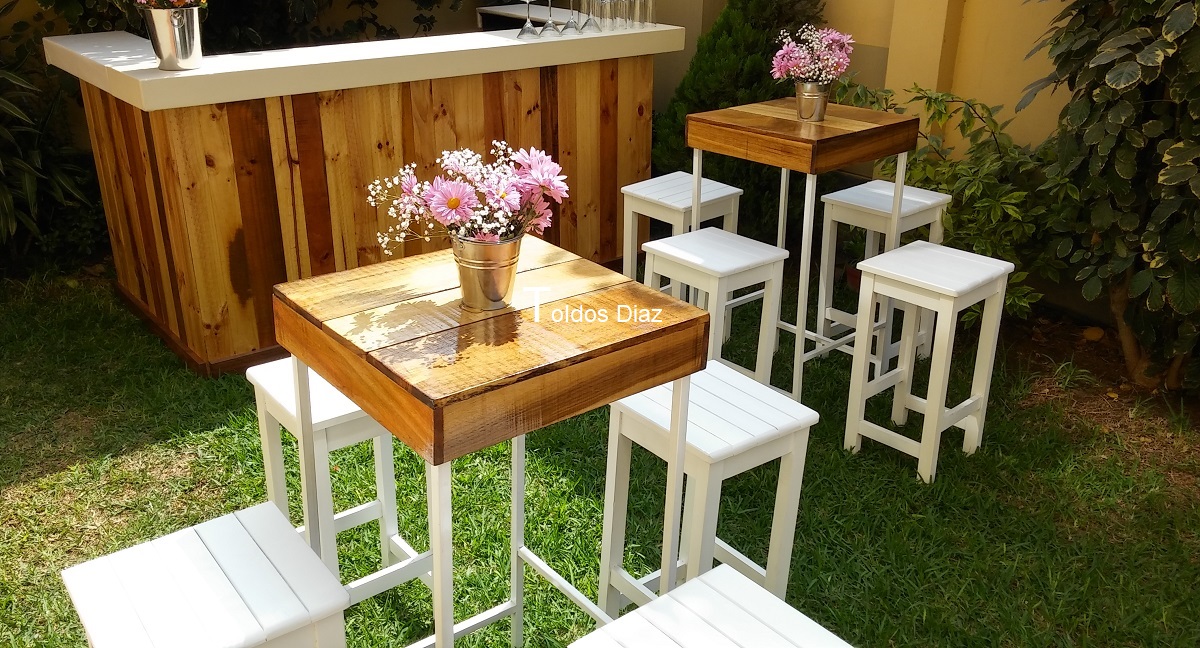 Mesas y bancos cuadrados de madera para eventos