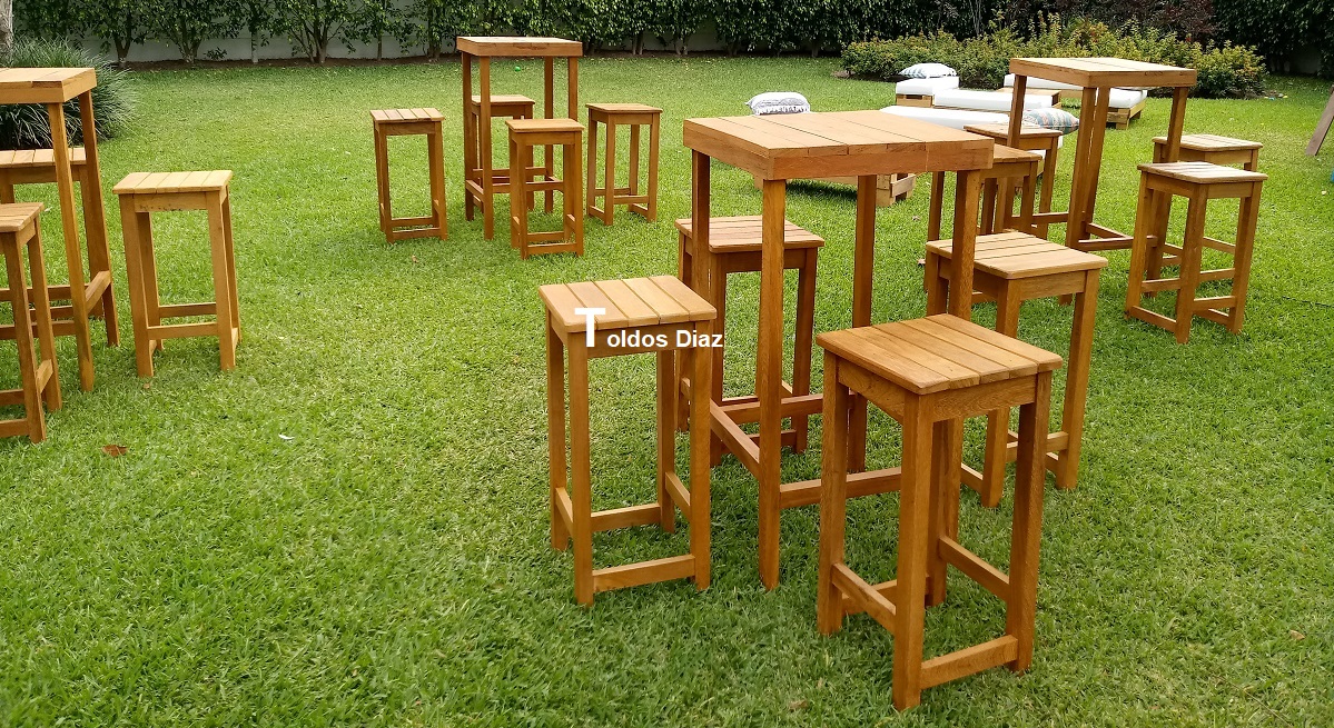 Mesas y bancos cuadrados de madera