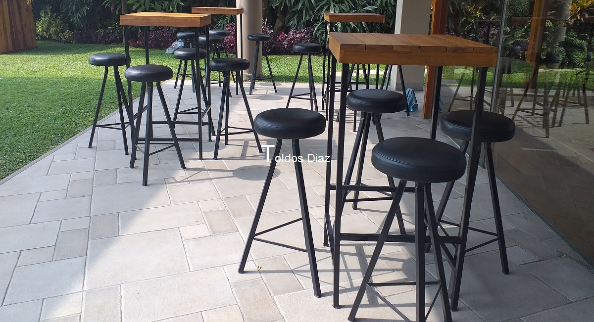 Mesas y bancos redondos altos para eventos