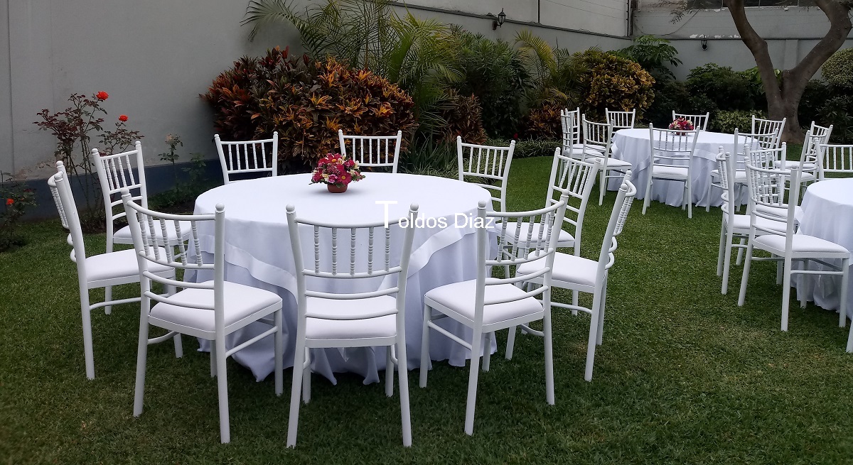 Silla blanca de metal
