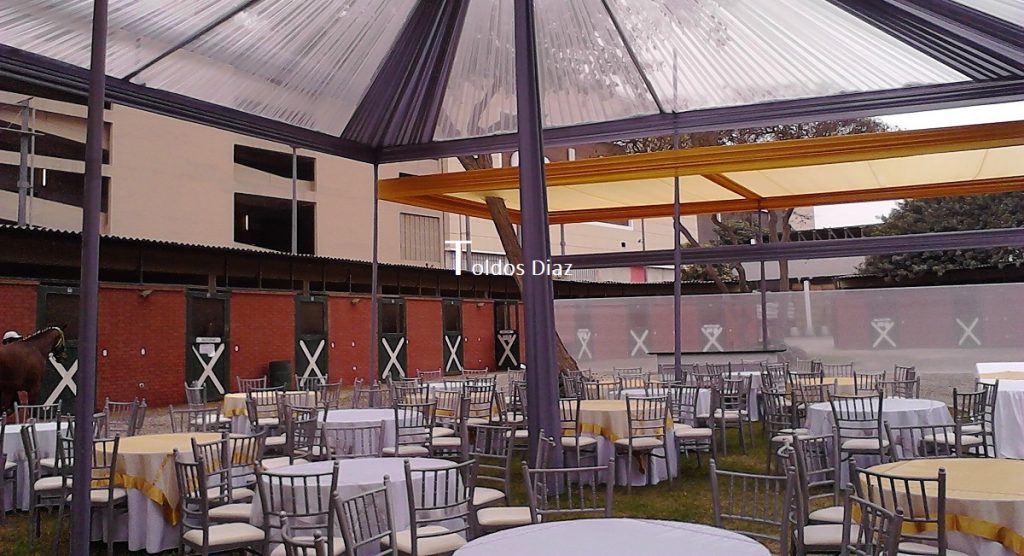 Silla de metal plateado para eventos