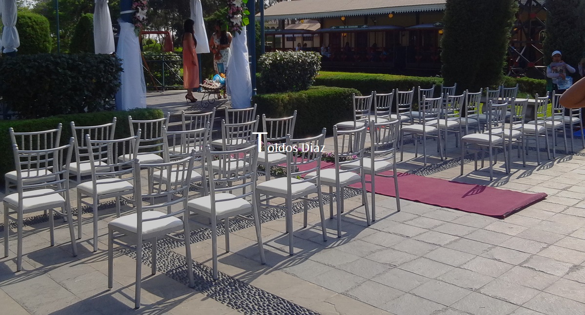 Silla de metal plateado