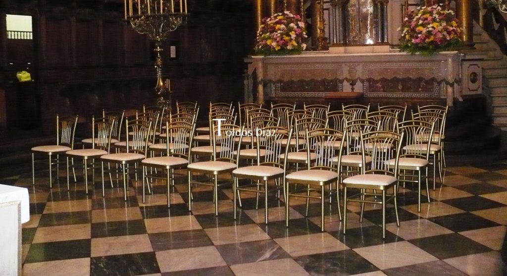 Sillas de metal dorado para eventos